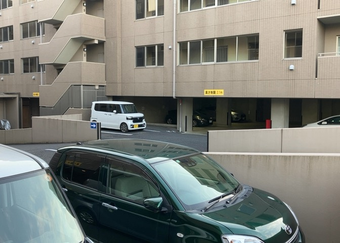 駐車場と明記されていても、最小スペースでつくられた駐車場だと大型車は駐車できなかったり、出入りしにくくなったりする可能性があります。お車のサイズと購入したい物件の駐車場のサイズを現地で確認しましょう。