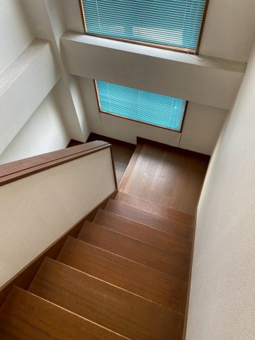 2階から1階へ降りる階段は幅が広く光に溢れています。
