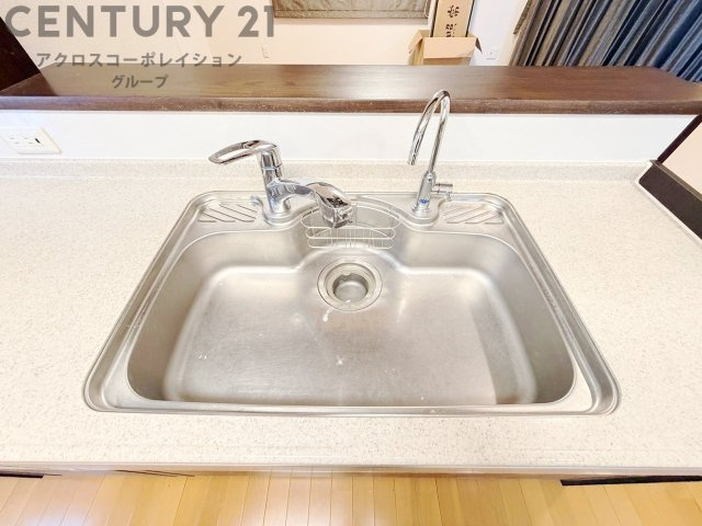 大きなシンクでお鍋などの大きな調理器具を洗う際にも便利です。