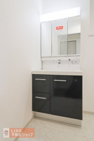 【洗髪三面化粧台】三面鏡で後ろも見えるので身だしなみはバッチリです。鏡の裏は収納となっており洗面台まわりもスッキリします。シャワー水栓もついており洗髪やお掃除に便利です。