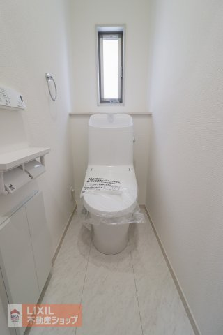 【トイレ】現地完成写真。温水洗浄暖房便座付き。小窓がついており採光と換気ができるようになっています。2階にもトイレがございます。
