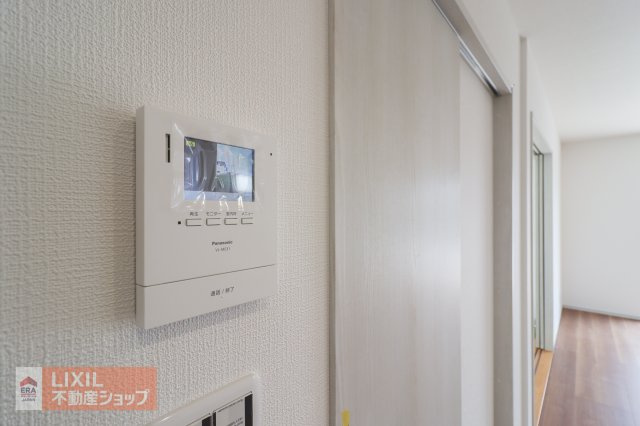 来客の顔が分かるTVモニタドアホン。不在時には、録画もしてくれるのでセキュリティも安心です！しっかりと声も聞こえますので2重で安心ですね！