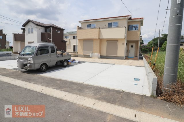【駐車スペース】3台の駐車スペースになります。実際のお車の車種とあわせましてご確認ください。舗装されているので出し入れがしやすく雨の日も足元が汚れにくくなっています。