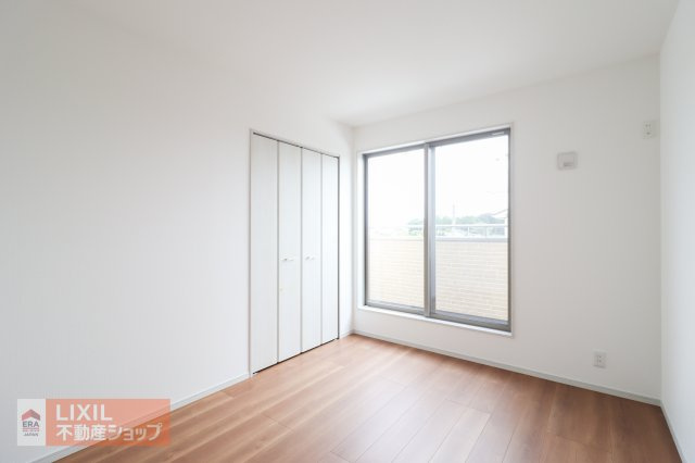 【子供部屋】2階6帖の洋室は子供部屋にいかがでしょうか。収納も付いており衣類や学用品もスッキリ片づけられます。