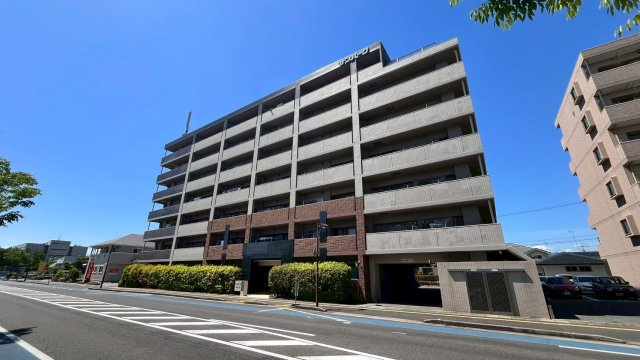 　オートロック・駐車場平置き・駐輪場・バイク置き場・ペット飼育可能の充実した設備のマンション