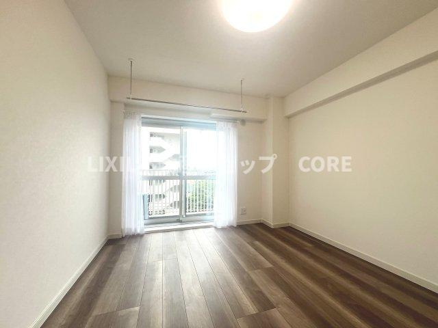 バルコニーに面した大きな窓は、お陽さまの光とさわやかな風をたっぷりとりこめます。