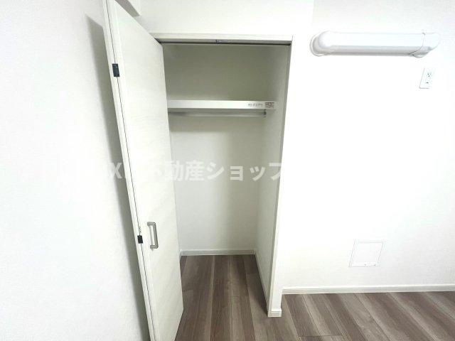 奥行きもあるので、収納ボックスをそのままクローゼットの中へ。部屋にものが出ずスッキリ。