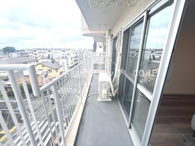 気持ちのいい空が見渡せる広いバルコニー。通風・採光にも優れ、心地よい光と風があふれています。
