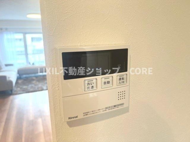 お風呂はボタンひとつで一定量の湯を浴槽に張ったり、保温や追い焚きをすることができる便利な機能付。