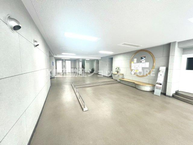 エントランスは毎日の行き帰りで使う大事な空間です。明るい開放的な空間を演出しております。