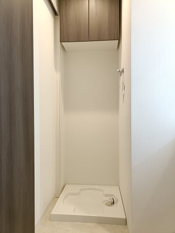 【室内洗濯機置き場】　上部のキャビネットにランドリーグッズなどを収納できます。