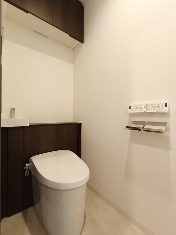 【トイレ】　洗浄機能付きトイレ。上部には収納付で、トイレットペーパー等、買い置きもしやすそうです。