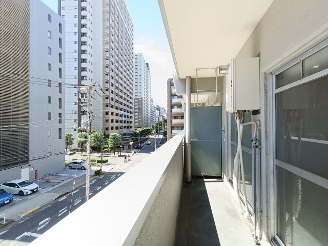 【バルコニー】　南東向きバルコニー。朝日をしっかり浴びることができます。
