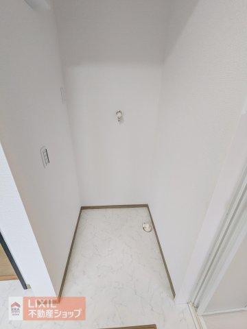 【ランドリースペース】現地完成写真。洗濯機スペースも家事動線など使い勝手がよく、お洗濯がしやすいですね。