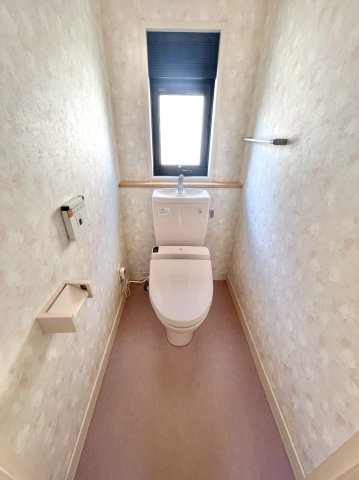 ■トイレ｜1階と2階にトイレがございます♪壁には小物を置けるスペースがあるのでトイレットペーパーのストックを置いておくのにも便利です♪写真などを飾ってもおしゃれですね♪