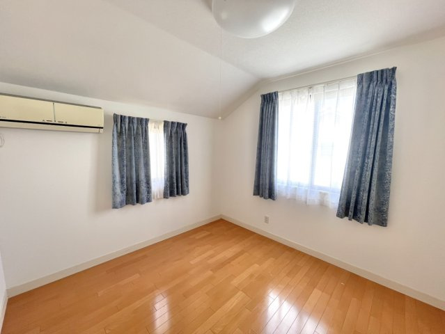 ■2階洋室｜お子様の一人部屋にピッタリな洋室。木のぬくもりを感じるフローリングは、天然木の味わいが時とともに深みを増していきます。また、傷にも強く、フリーワックスでお手入れもラクラクです♪