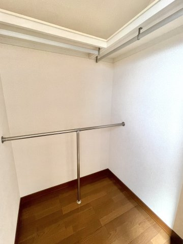 ■WIC｜お気に入りのお洋服もシワを作らずきれいに管理ができる夢のウォークインクローゼット！今お使いの収納ケースもスッポリそのまま収まる広さです♪