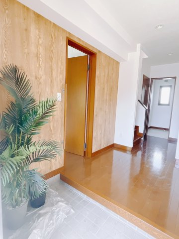■玄関｜毎日の「いってらっしゃい」や「お帰りなさい」を大切なご家族と過ごす玄関は〈使いやすさ〉を追求しております。