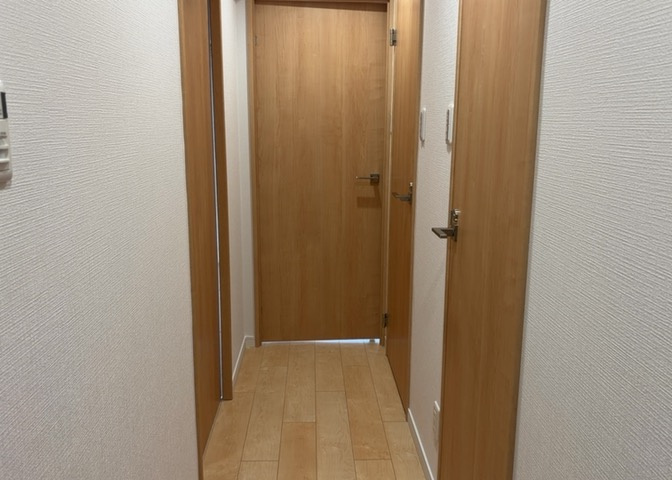 内装はとにかくおしゃれなものがいい！と選ぶ前に、まず住んだ後のことを想像してみましょう。住んでみたらコンセントの位置が悪くて使いにくいなど出てきます。事前にどの家電をどこに置くか想定しておきましょう。
