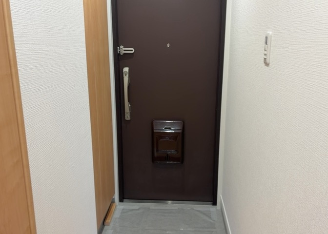 玄関は家の顔でもあり、家族以外の目にも止まる場所です。玄関は外との間を仕切る扉、靴などをしまっておく収納スペース、靴脱ぎのたたきスペース、来客とのやり取りをするドアホンなど複数のアイテムからなります。
