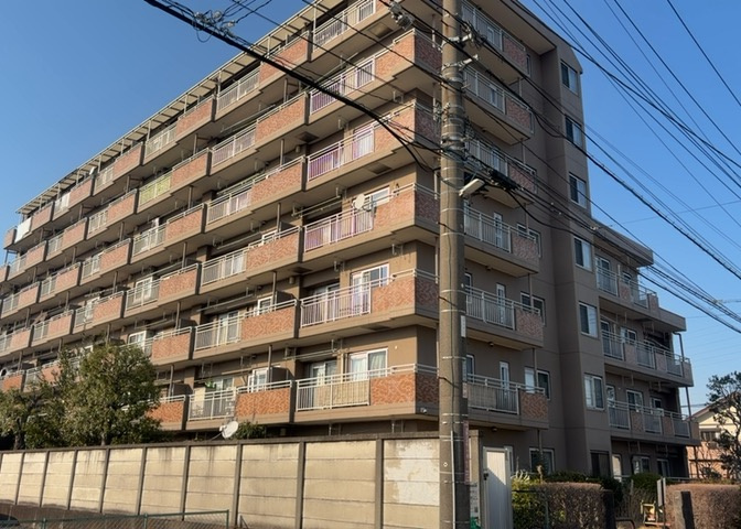 外観はマンション管理がされているかの目安になります。築年数が古いと、壁面は劣化してひび割れが生じることも！建物が古びていても細かいところが修繕されていると、きちんと管理されているなぁと感じるでしょう。