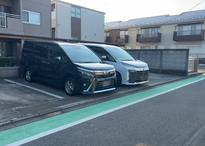 車一台あたりに必要なスペースは、標準サイズの普通自動車で横幅2m50cm、長さ5mは必要になります。ただし、乗降のことも考慮して横幅3m30cm、長さ5m50cmほどは確保できるところを選びましょう。