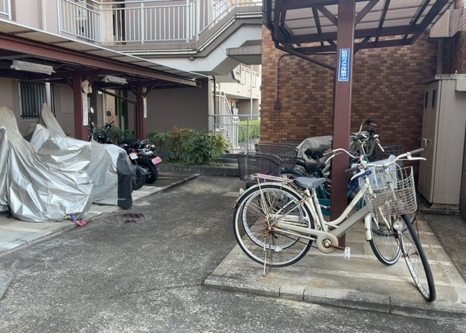 マンションの駐輪場は、事前に空きがあるか確認を取ると安心です。せっかく入居したのに駐輪スペースがない！なんてことになったら大変ですよね。そこで、内見時や購入前にはまず事前に確認しておくと良いでしょう。