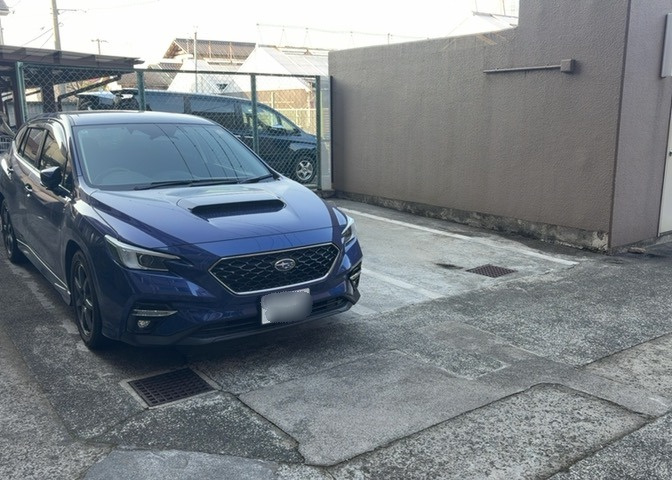 駐車場と明記されていても、最小スペースでつくられた駐車場だと大型車は駐車できなかったり、出入りしにくくなったりする可能性があります。お車のサイズと購入したい物件の駐車場のサイズを現地で確認しましょう。
