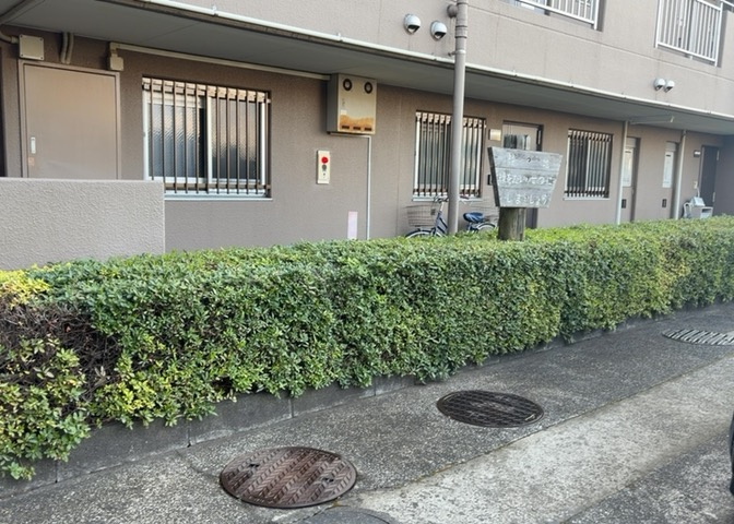 物件によっては、入居者が個人的に使用できる専用庭がついているものもあります。また、住宅の中にある土間の部分を庭と呼ぶこともあります。庭の用途は住む人によって変わり、それによってデザインもさまざまです。