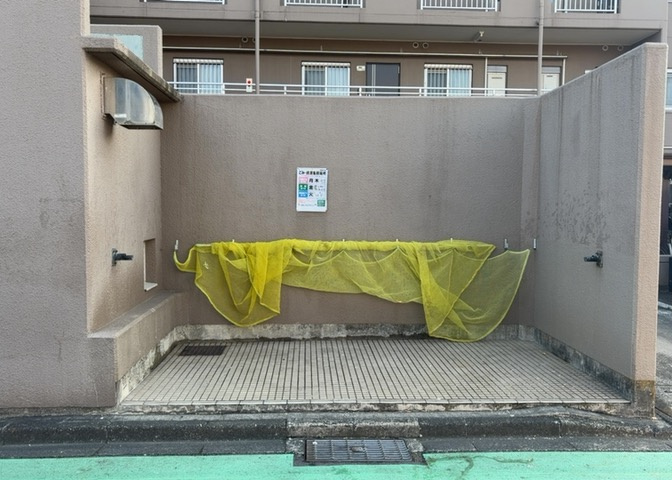 共有部分は、住民なら誰もが使える設備のこと。例えば駐車場やエレベーター、インターネット設備、セキュリティ設備などがあります。他にも、マンションの廊下・外部階段やエントランス・ゴミ置き場などがあります。