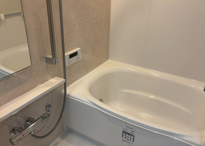 入浴時の快適さも大事なことですが、綺麗な状態を維持できなければ気持ちよく入浴できません。毎日の掃除が楽という点は大事なポイントになります！カビが生えにくく掃除がしやすい、壁や浴槽を選ぶといいでしょう。