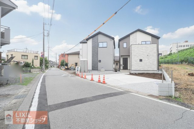 前面道路の現地完成写真です。ゆとりのある道幅や楽々駐車など、現地でご確認ください。