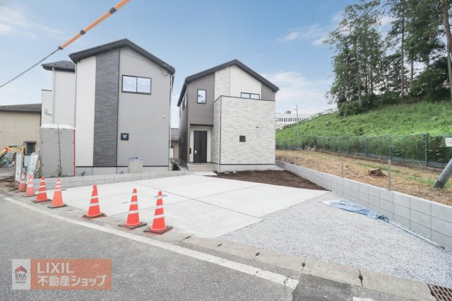 広さにこだわったゆとりのある駐車スペースを確保しています！ドアを大きく開けてゆったりと乗り降りできるため、小さなお子様がいるご家族も安心です♪