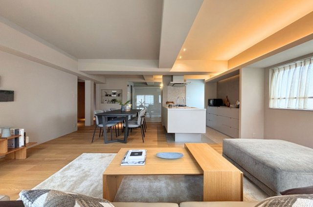 南東向き8階角部屋ならではのやわらかな陽ざしと風を感じながら過ごせる住まいです。