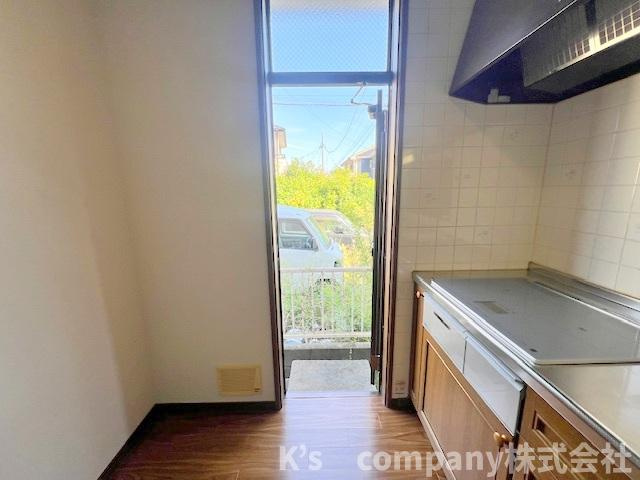 キッチンからゴミ捨てに出られる勝手口がついています☆