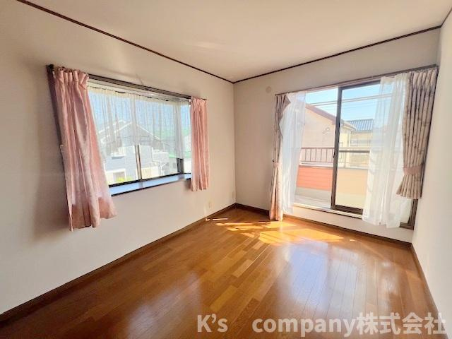 洋室6帖◇バルコニーに出られるお部屋で主寝室におすすめです♪