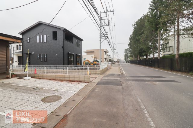 【前面道路】現地完成写真。道幅や駐車など、ご確認ください。