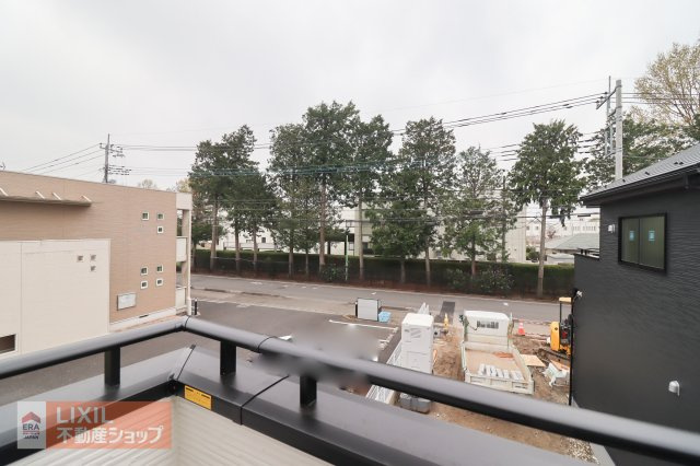 【建物からの眺望】現地完成写真。バルコニーからの景色。十分な間隔が確保されております。