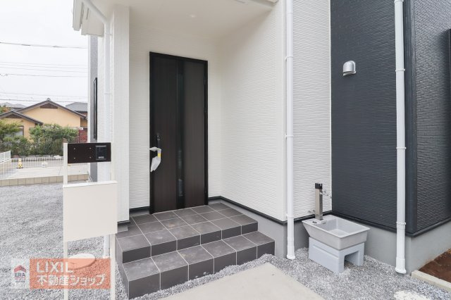 【エントランス】現地完成写真。ゆったりとした玄関。奥行きのあるポーチで雨の日も安心です。