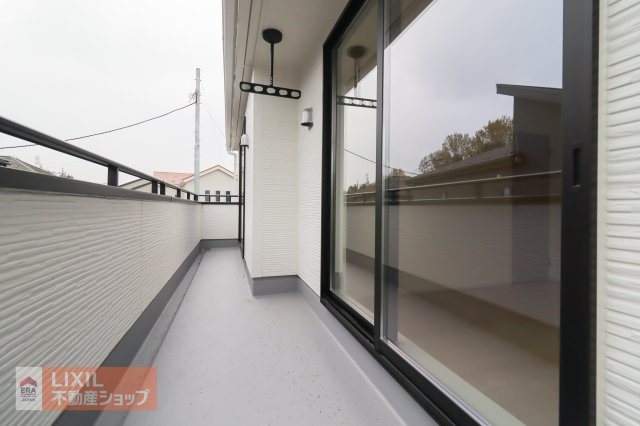 【バルコニー】現地完成写真。広々バルコニーでお布団や洗濯物がたくさん干せます♪