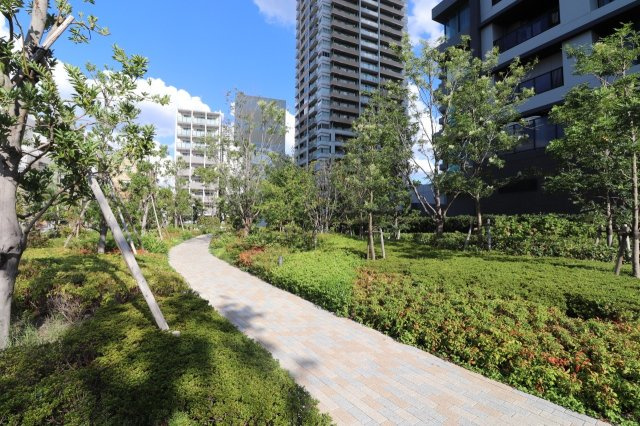 【アバンダントガーデン】豊かな植栽に囲まれた、気持ちの良い遊歩道です！