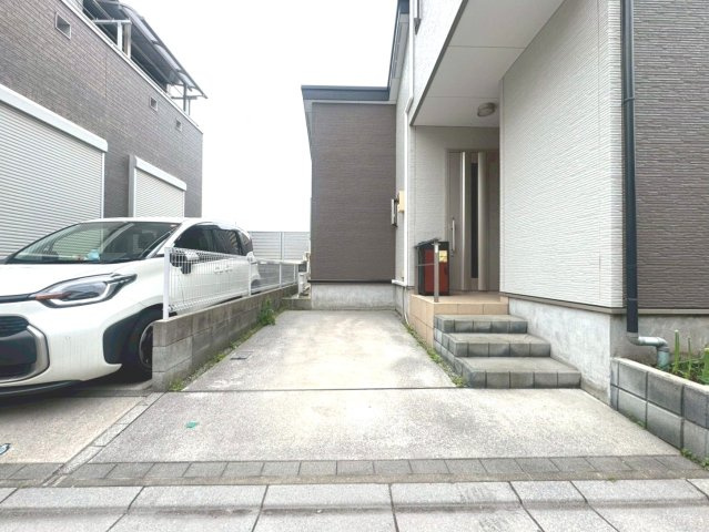 【駐車場】駐車スペースも広く止めやすくなっております。