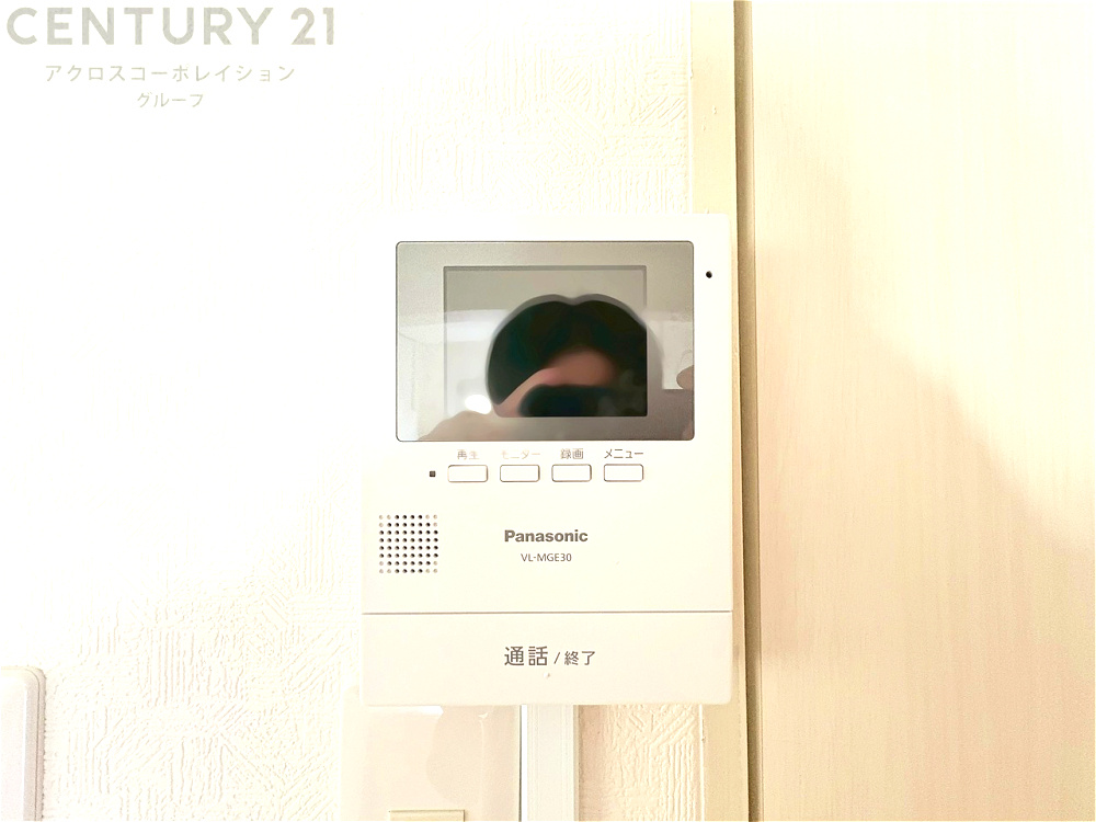 訪問者が来たときにテレビ画面で確認できるため、安心してドアを開けられます。録画機能があるものもあり、留守中に来訪者を記録しておくことができます。利便性が高く、セキュリティ面でも安心です。