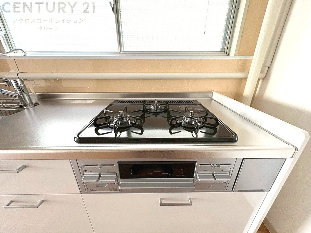 多数の調理器具を同時に使用でき、料理の効率化が可能。省エネで節約になり、様々な料理スタイルに適応できます。また、火力調整が独立しており、手入れや掃除もしやすく、今よりもっとお料理が楽しくなるかも。
