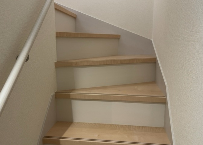 建物の上下階の通路である階段は、その位置によって動線や室内の印象が大きく左右されます。手摺にも重要な役割があり、転倒の防止・歩行や動作を円滑にして日常生活を支えることを主な目的として設置されています。