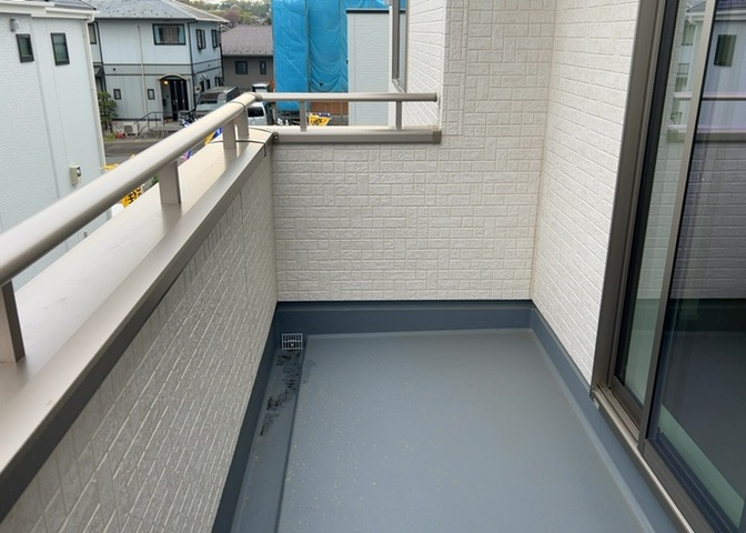 バルコニーは、室外の専用スペースのうち、「屋根がなく開放された空間」であるものを指します。ベランダより広いタイプのものが多く、日当たりもよいため家庭菜園などを楽しみたい人にとって適した環境となります。