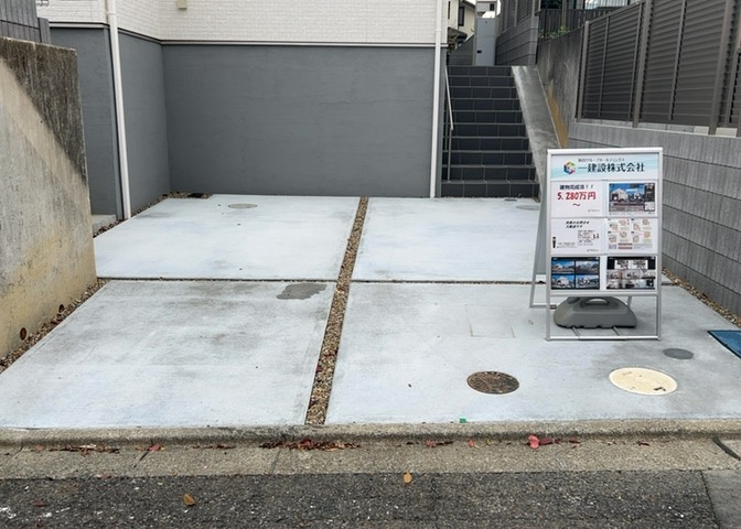 駐車場と明記されていても、最小スペースでつくられた駐車場だと大型車は駐車できなかったり、出入りしにくくなったりする可能性があります。お車のサイズと購入したい物件の駐車場のサイズを現地で確認しましょう。