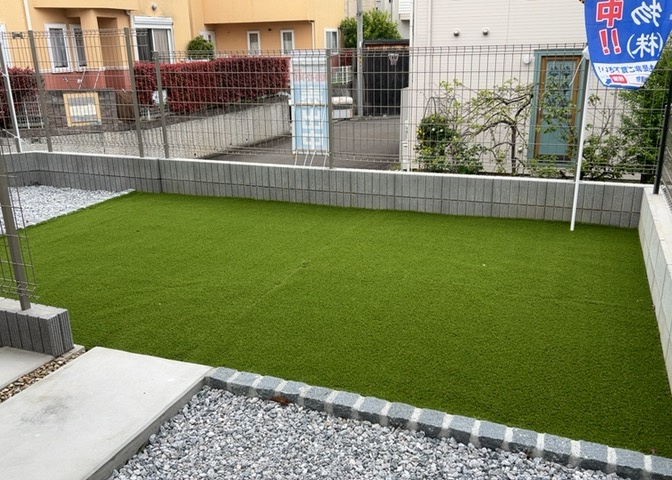 庭があることでガーデニングや家庭菜園はもちろん、こどもの遊び場やペットを放して遊ぶことができます。また、家の周囲に余裕があるということです。隣地との間があれば、十分な日当たりと、風通しが確保できます。