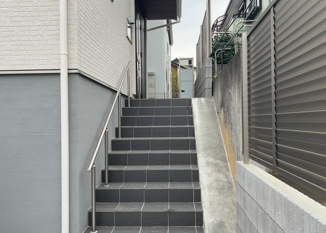 木造住宅とは土台、壁、柱など建築物の強度を支える構造体の材に木が使用されている構造を指します。構造体は建物の自重を支えるだけではなく風圧や水圧、積裁荷重などあらゆる衝撃に耐えるための基礎です。