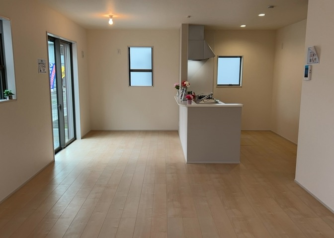 L型アイランドタイプは、キッチンからダイニングにもリビングにも目が行き届くので、とても使いやすい配置です。L字型独立タイプは、キッチンを独立させてるためLDKというよりもLDといった様なイメージです。
